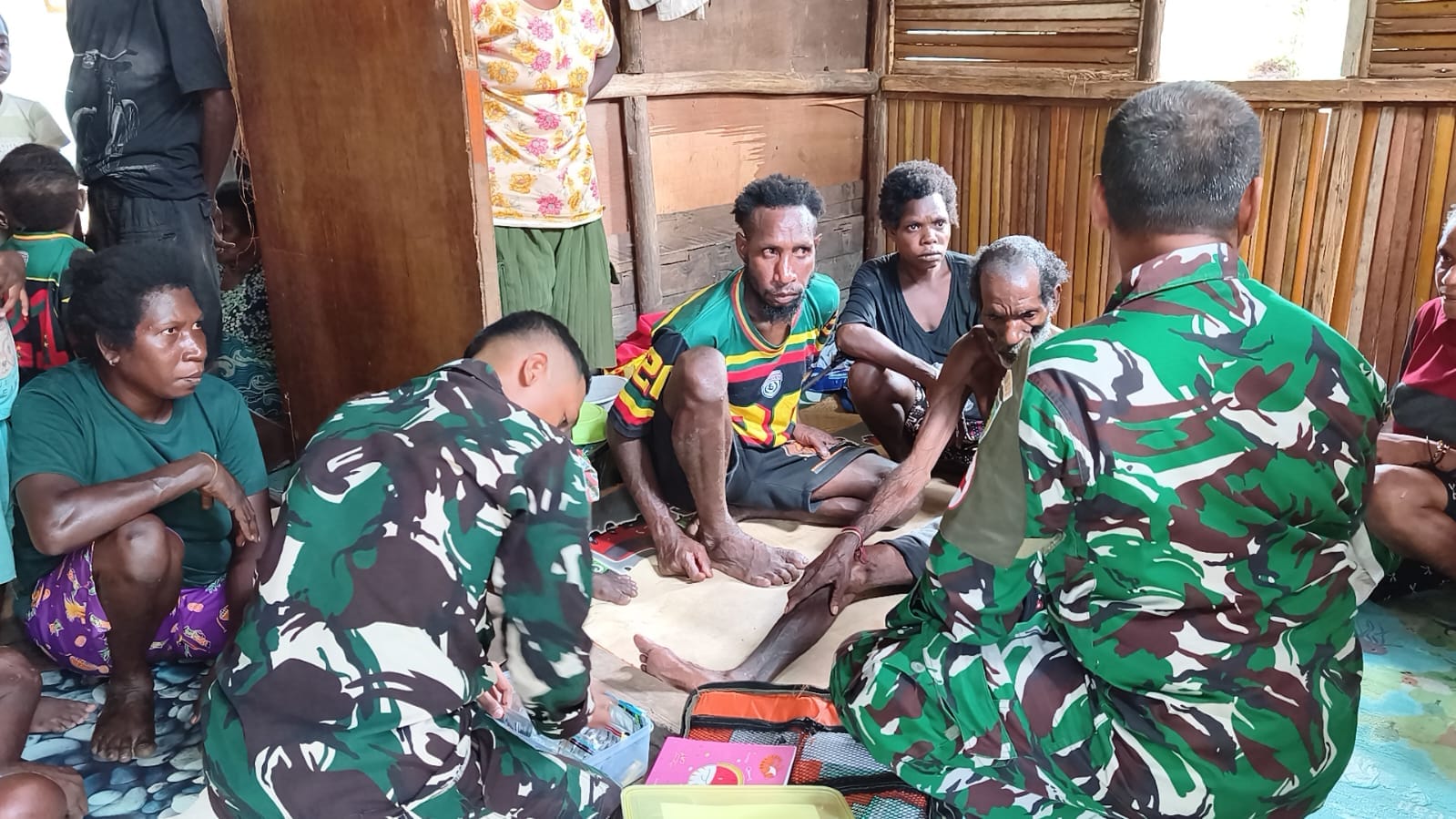 Tim Kesehatan Satgas TMMD Gerak Cepat Layani Warga Yang Sakit