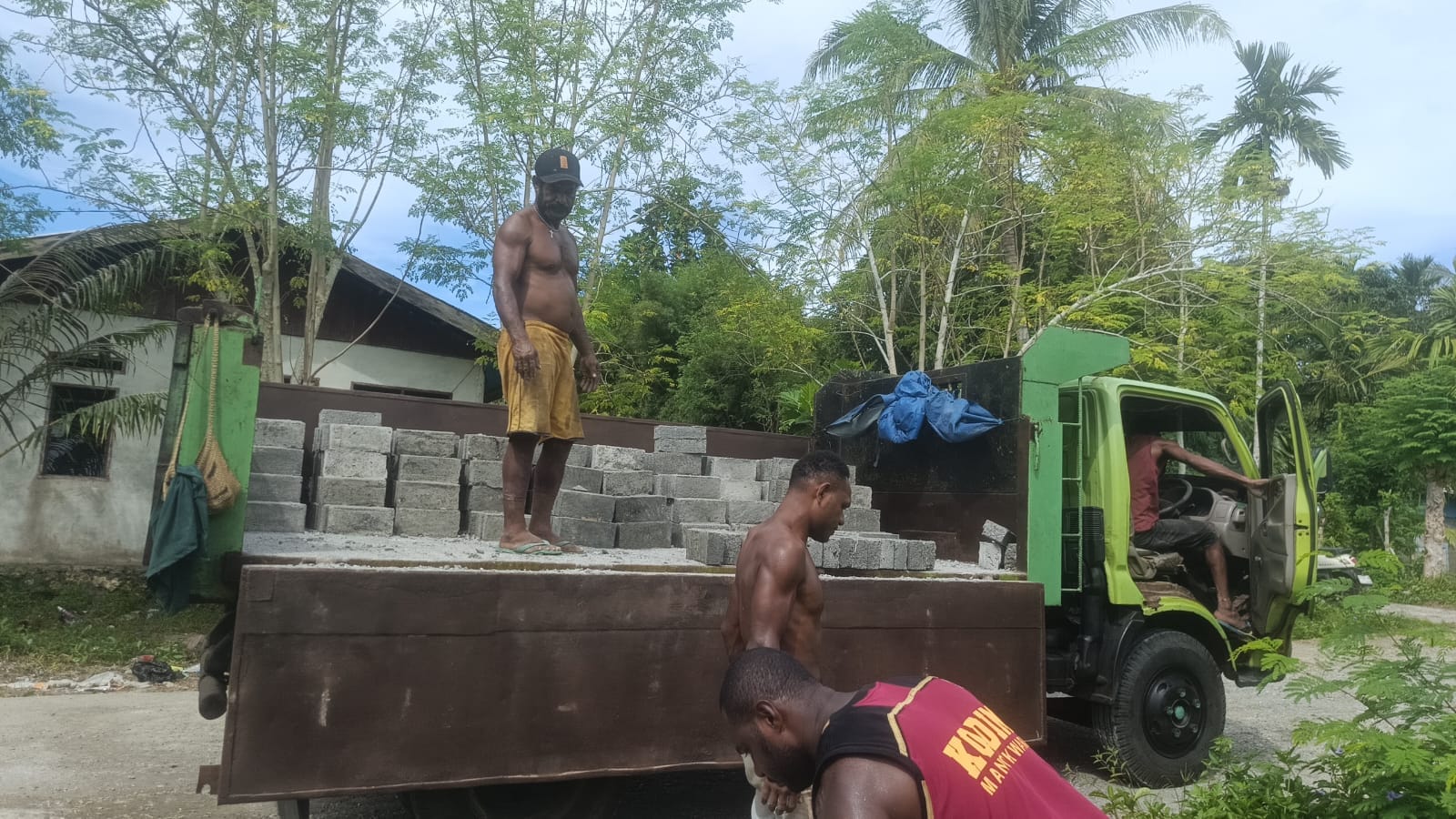 Dorongan Material Kembali Tiba, Satgas TMMD ke-128 Kejar Target Pembangunan Fisik