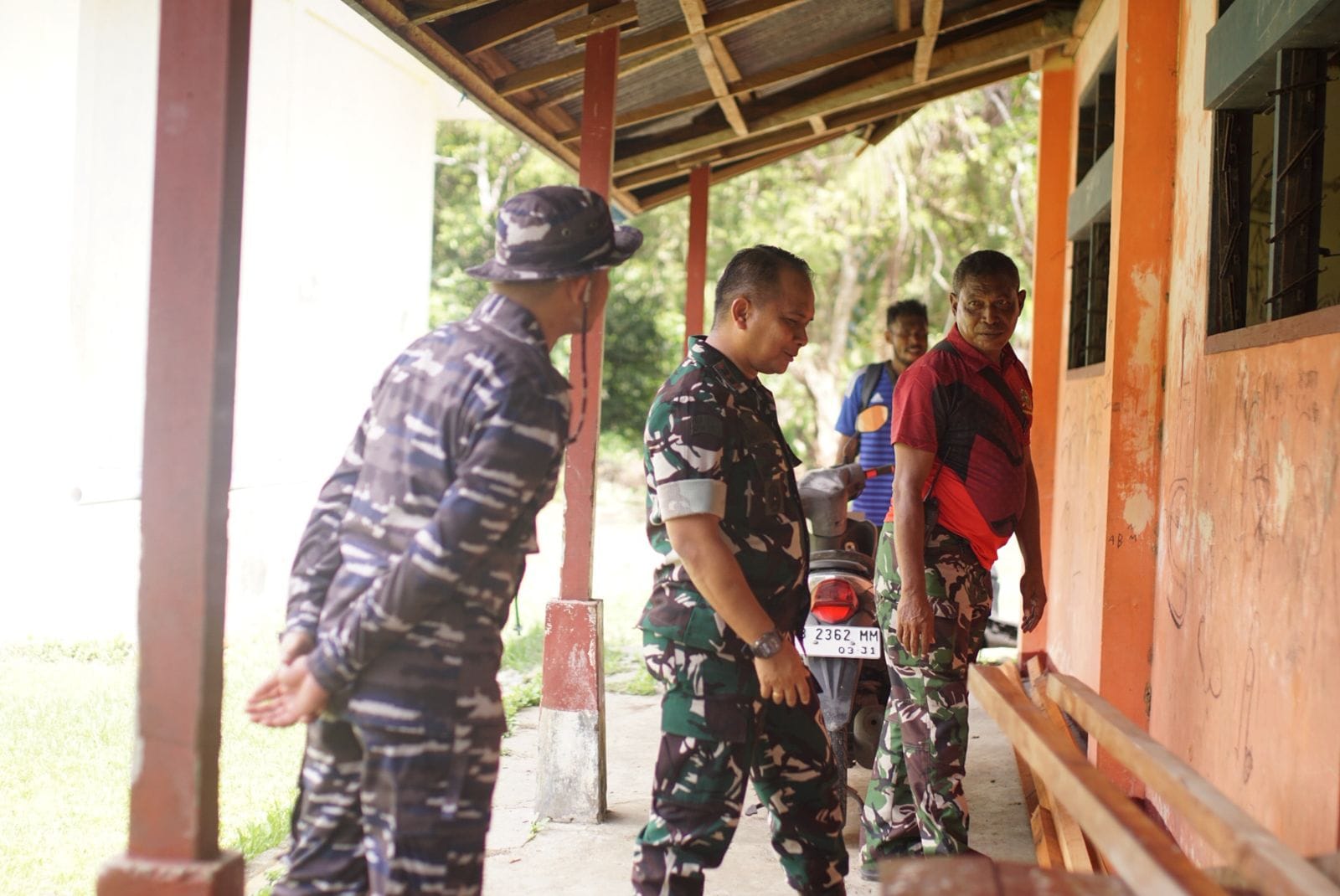 Dansatgas TMMD Ke-128 Kodim 1801/Manokwari Tinjau Langsung Pengecoran Jalan Akses Pantai dan Rehab SD Inpres 62 Asai