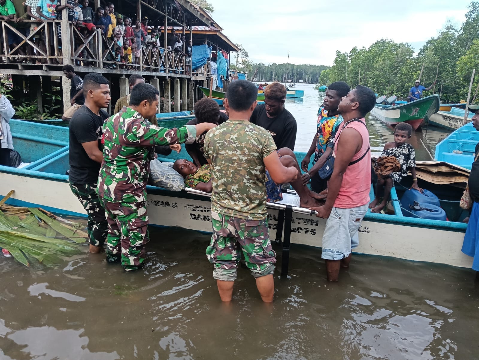 Satgas TMMD Tunjukkan Kepedulian dengan Evakuasi Warga Sakit