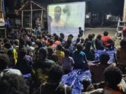 Nonton Bareng Film Edukasi, Satgas TMMD Bagikan Makanan Bergizi kepada Anak-Anak Kampung Keakwa