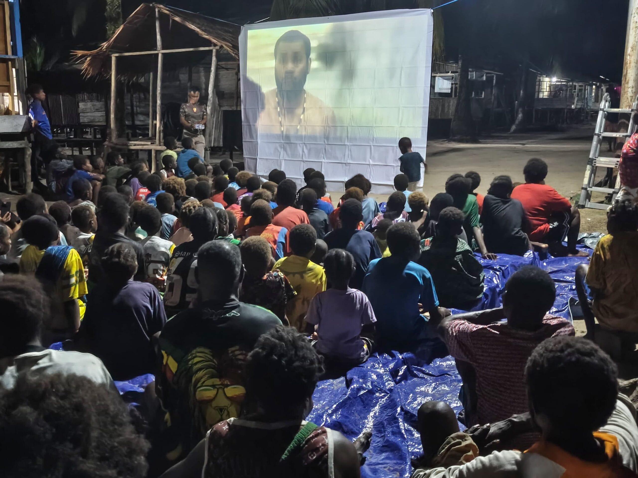 Nonton Bareng Film Edukasi, Satgas TMMD Bagikan Makanan Bergizi kepada Anak-Anak Kampung Keakwa
