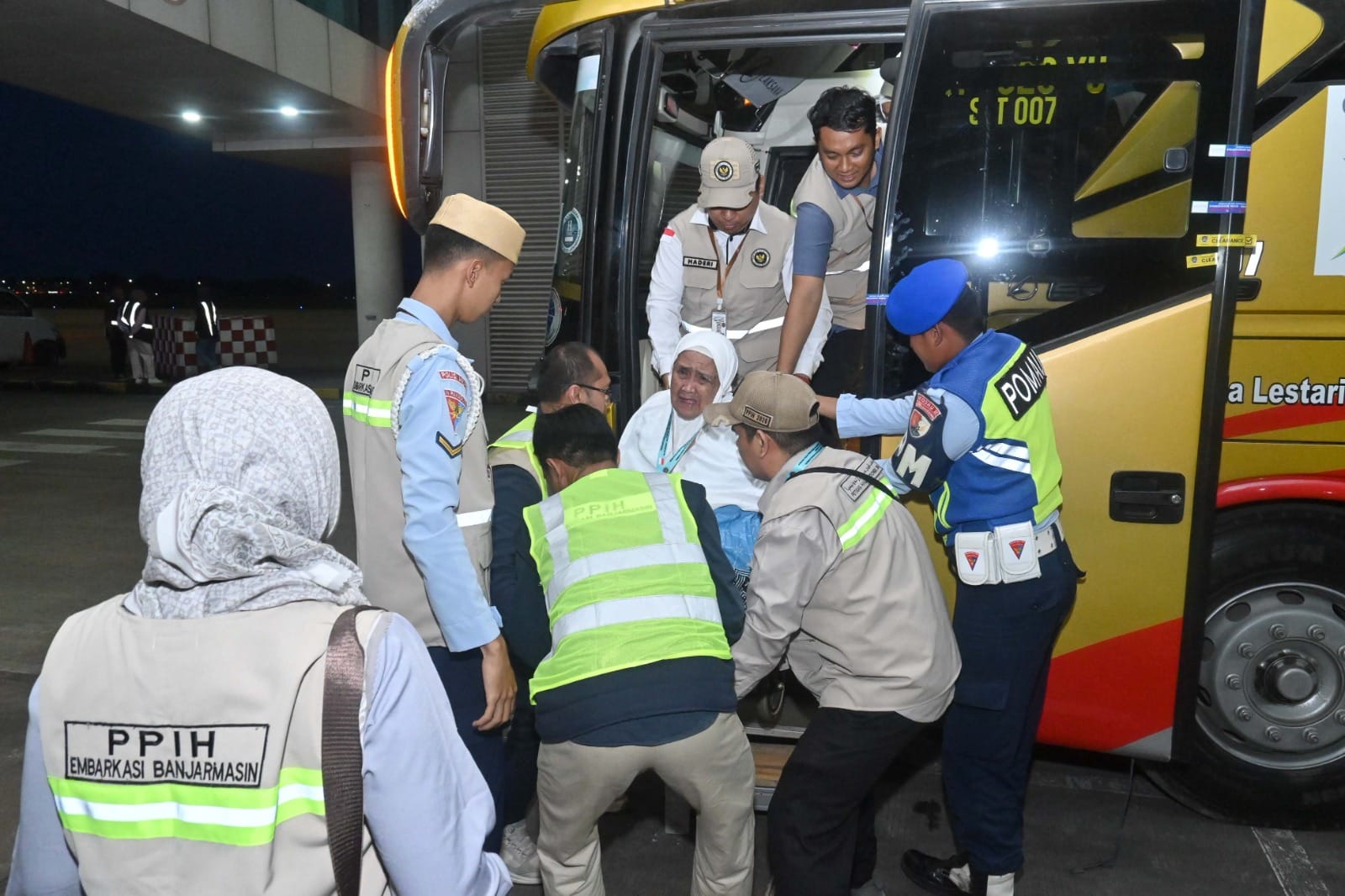 WhatsApp Image 2026-05-02 at 13.06.17 (2) Lanud Sjamsudin Noor Hadir di Tengah Jamaah, Mengawal Keberangkatan Haji dengan Sepenuh Hati