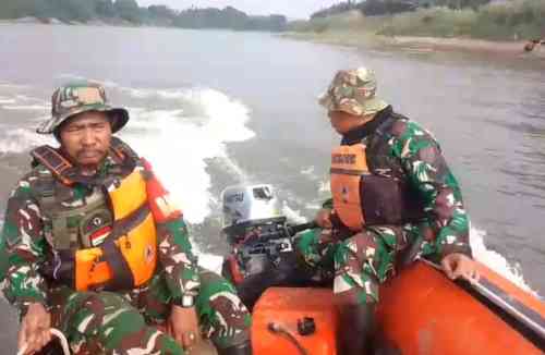 Babinsa Koramil Padangan Bojonegoro, Bantu Pencarian Korban Tenggelam di Sungai Bengawan Solo