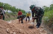 Babinsa Bubulan Bojonegoro dan Warga Kompak Perbaiki Jalan Dusun Maor