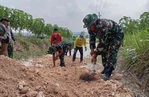 Babinsa Bubulan Bojonegoro dan Warga Kompak Perbaiki Jalan Dusun Maor