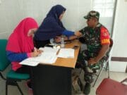Dalam kegiatan komsos bersama petugas kesehatan Puskesmas, Babinsa juga melakukan pemeriksaan kesehatan