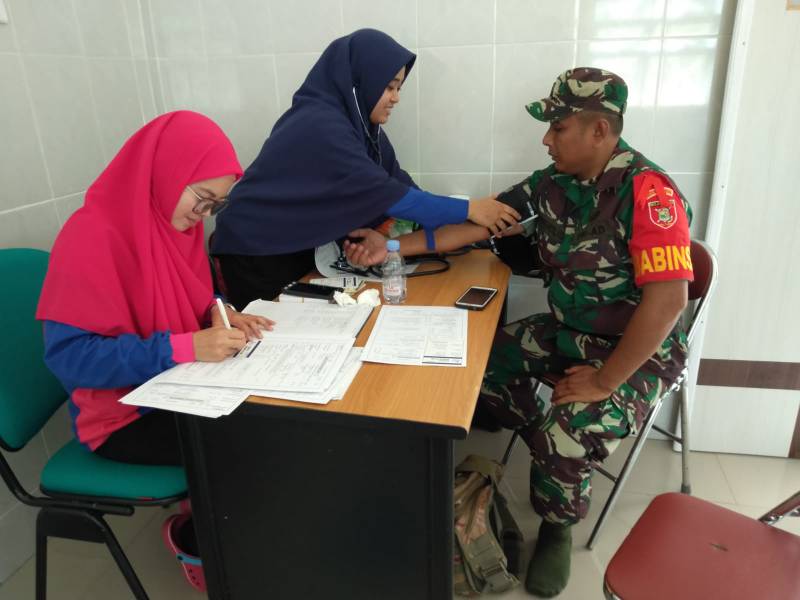Dalam kegiatan komsos bersama petugas kesehatan Puskesmas, Babinsa juga melakukan pemeriksaan kesehatan
