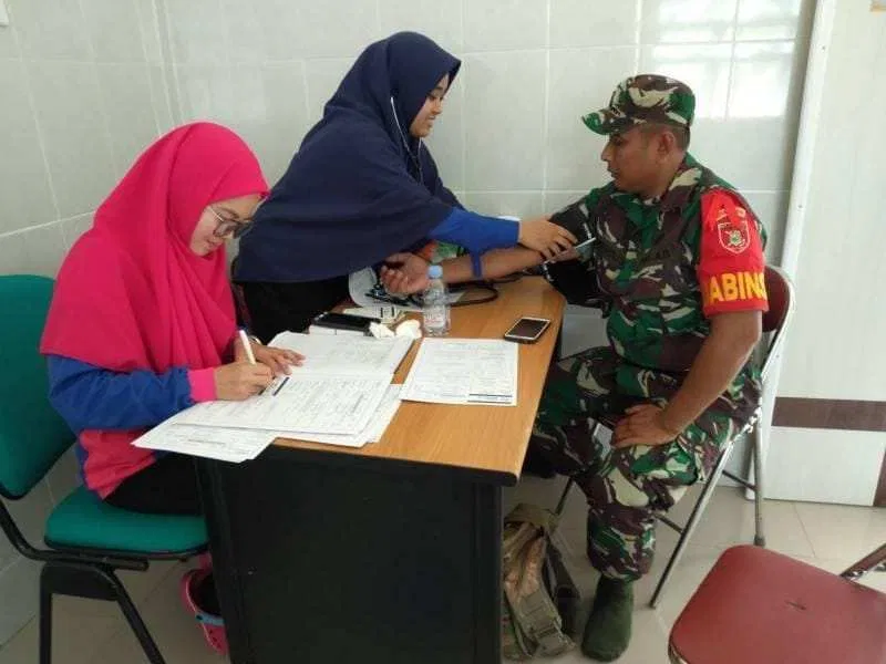 Dalam kegiatan komsos bersama petugas kesehatan Puskesmas, Babinsa juga melakukan pemeriksaan kesehatan