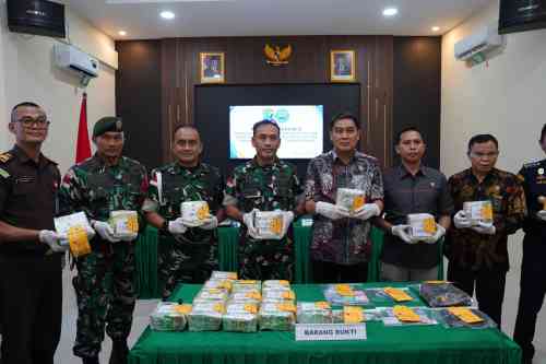 Satgas Pamtas Yonarhanud 1/PBC/1 Kostrad Kembali Ukir Prestasi, Gagalkan Penyelundupan 21,4 Kg Sabu dan Amankan WNA di Entikong
