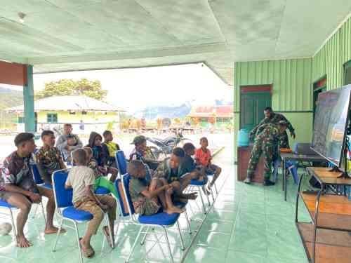 Lewat Nobar Piala Dunia 2026, Kodim 1714/Puncak Jaya Perkuat Silaturahmi dengan Warga