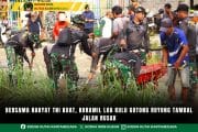 foto website (5) Bersama Rakyat TNI Kuat, Koramil Loa Kulu Gotong Royong Tambal Jalan Rusak