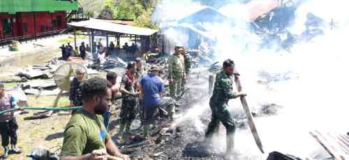 WhatsApp Image 2026-07-02 at 13.59.03 Kodim 1714/Puncak Jaya Reaksi Cepat Bantu Pemadaman Kebakaran di Kota Mulia