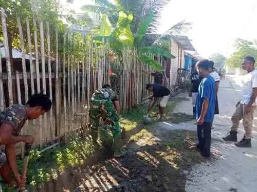 Semangat Gotong Royong Satgas TMMD ke-129 Kodim 1505/Tidore dan Warga Bangun Drainase di Desa Lolobata