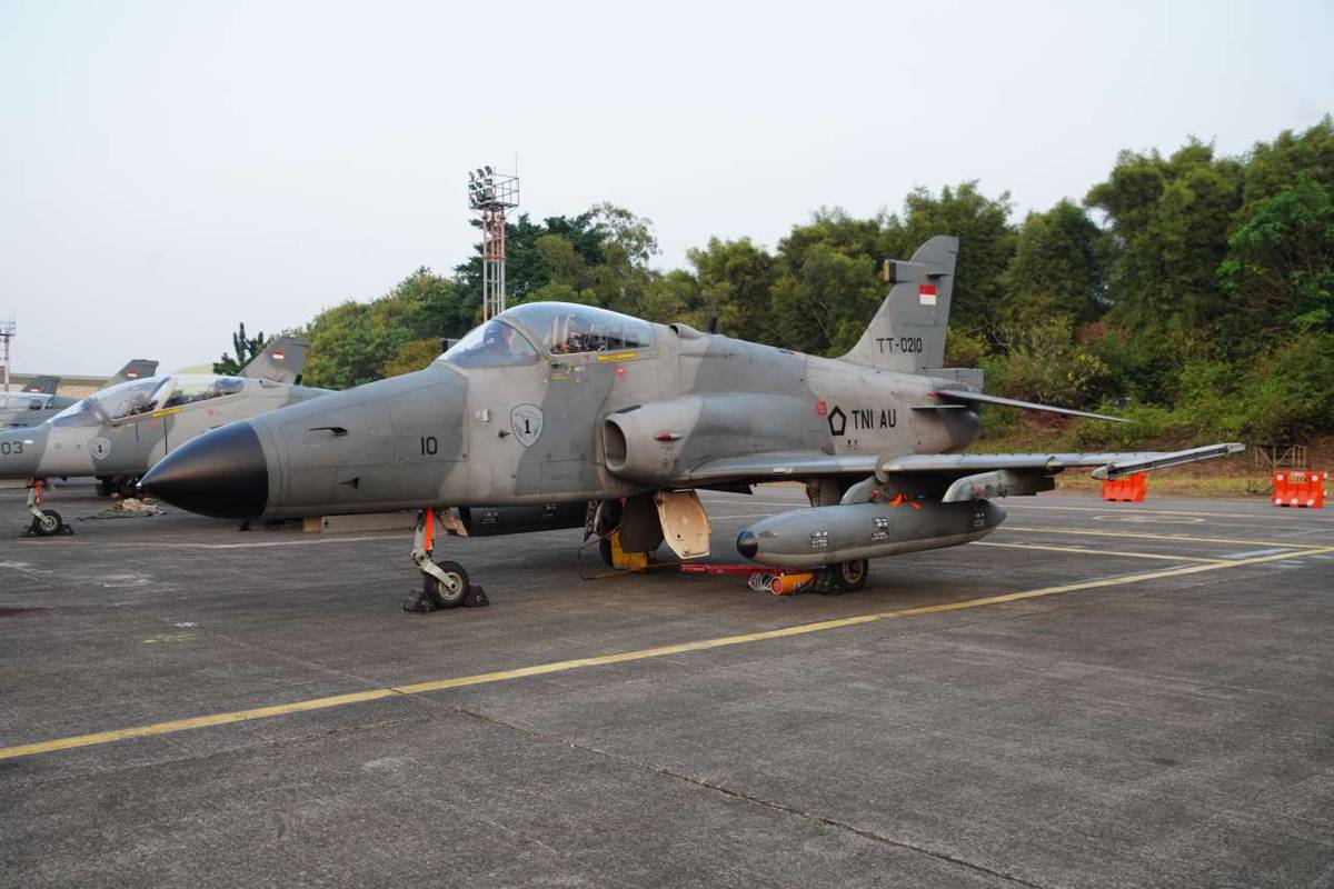 1002425176 Panglima TNI Tinjau Kesiapan Alutsista Demo Udara HUT Ke-81 RI