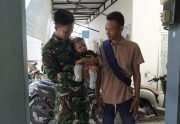 IMG-20260808-WA0004 Sentuhan Hangat TMMD 129 Bojonegoro: Ketika Seragam Loreng Menjaga Senyum Sang Balita di Kesongo