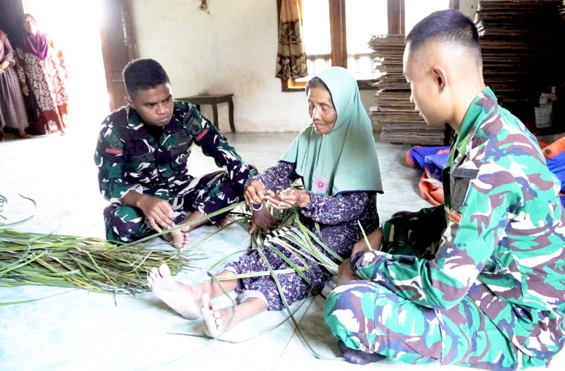 IMG-20260809-WA0001 Gagah di Lapangan, Telaten Menganyam Janur: Potret Kemanunggalan Satgas TMMD 129 Bojonegoro di Kesongo