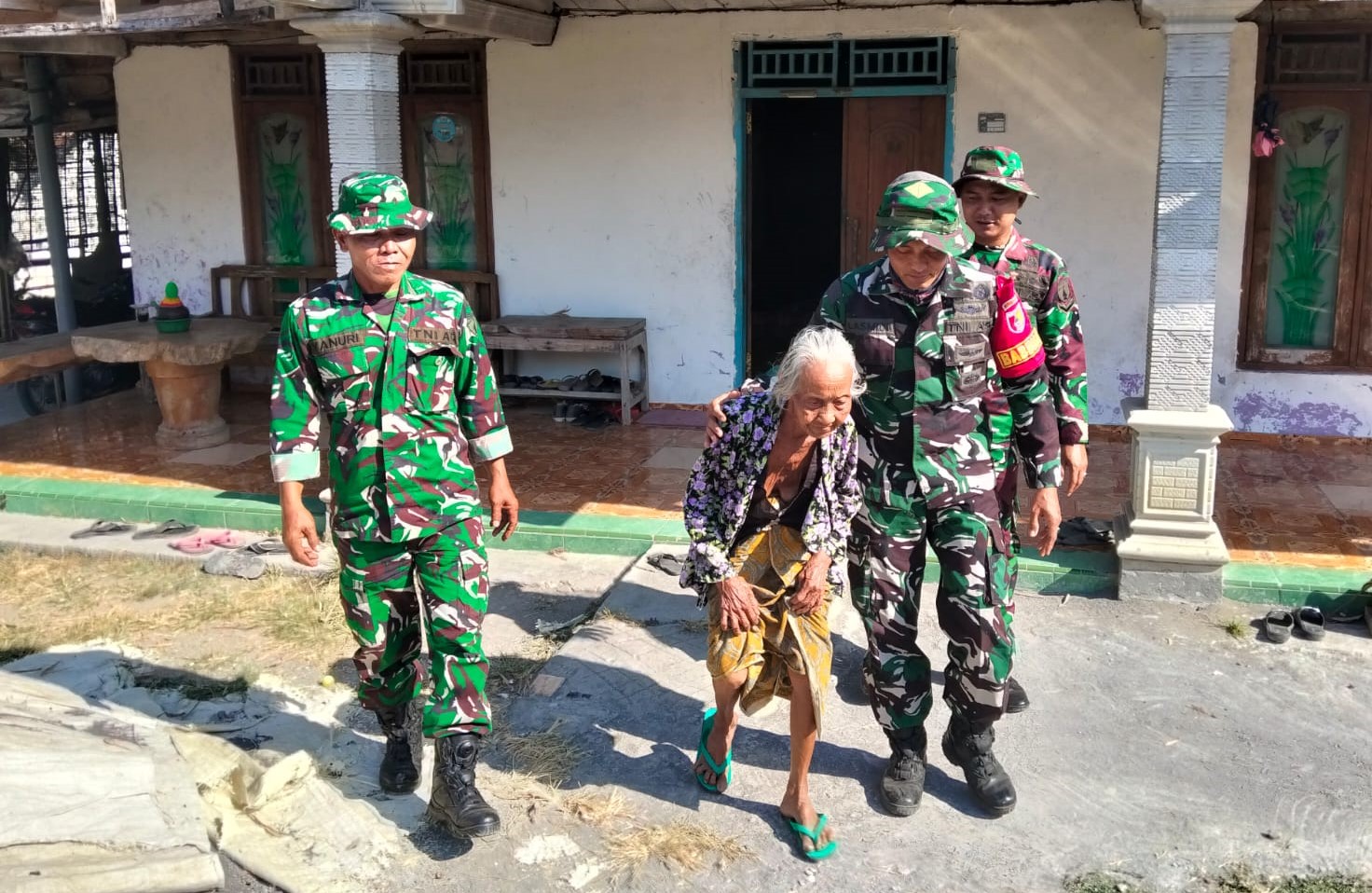 IMG-20260809-WA0006 Sentuhan Kasih di Kesongo: Saat Satgas TMMD 129 Bojonegoro Merangkul Mbah Kasidah Menatap Rumah Baru Anak Tercinta