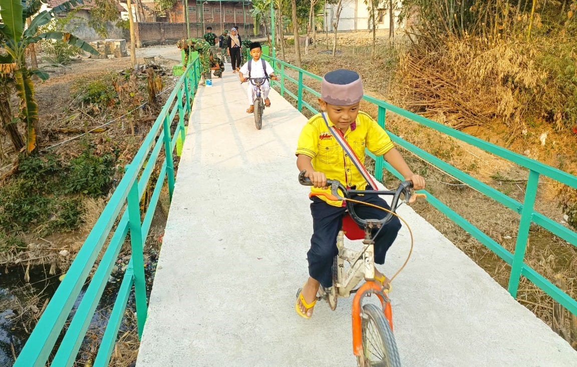 IMG-20260811-WA0000 Senyum Nyaring di Atas Jembatan TMMD 129 Bojonegoro Brang Etan: Buat Ibu-Ibu dan Santri Cilik Bernapas Lega