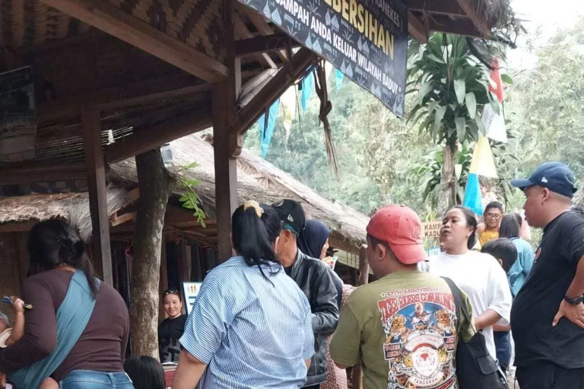 Antusiasme Wisatawan di Permukiman Badui selama Musim Durian