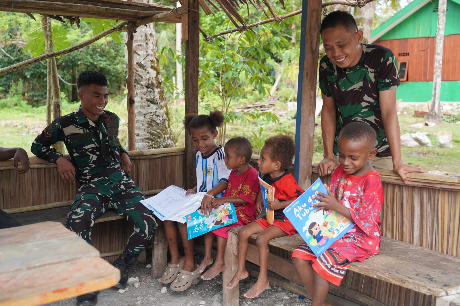 WhatsApp Image 2026-08-11 at 11.30.17 Canda dan Tawa Warnai TMMD Ke-129, Kedekatan Satgas TNI dengan Anak-Anak Kampung Sesor Semakin Erat