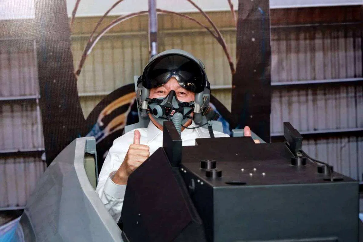 Terbang Dengan F-16, Gubernur Kalsel dan Forkopimda Rasakan Sensasi Dunia Tempur di Angkasa, Ramaikan Stand Lanud Sjamsudin Noor Kalsel Expo 2026