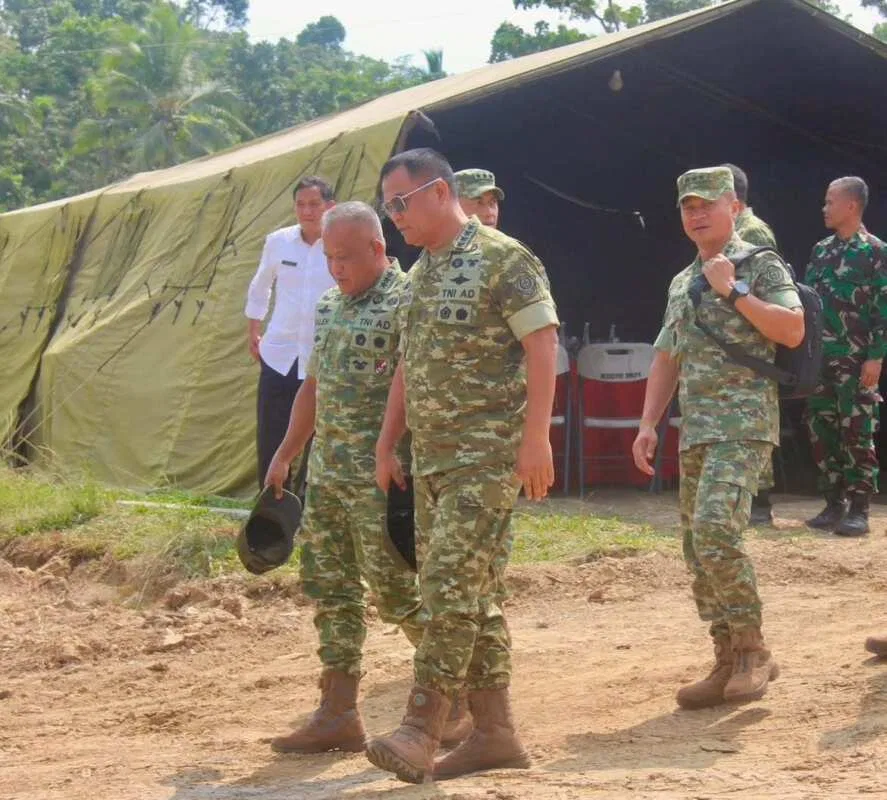 Wapang TNI Tinjau Karya Bakti, Pembangunan KDKMP dan Yonif TP 842/Badak Sakti di Pandeglang
