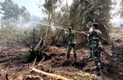 Padamkan Bara di Balik Gambut, Satgas Darat Lanud Sjamsudin Noor Jaga Permukiman Dari Ancaman Karhutla