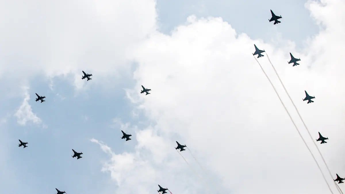 Pemahaman Terbangnya Pesawat Tempur F-16 di Jakarta