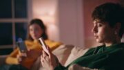 Mengenal Lima Zodiak yang Kecanduan Smartphone