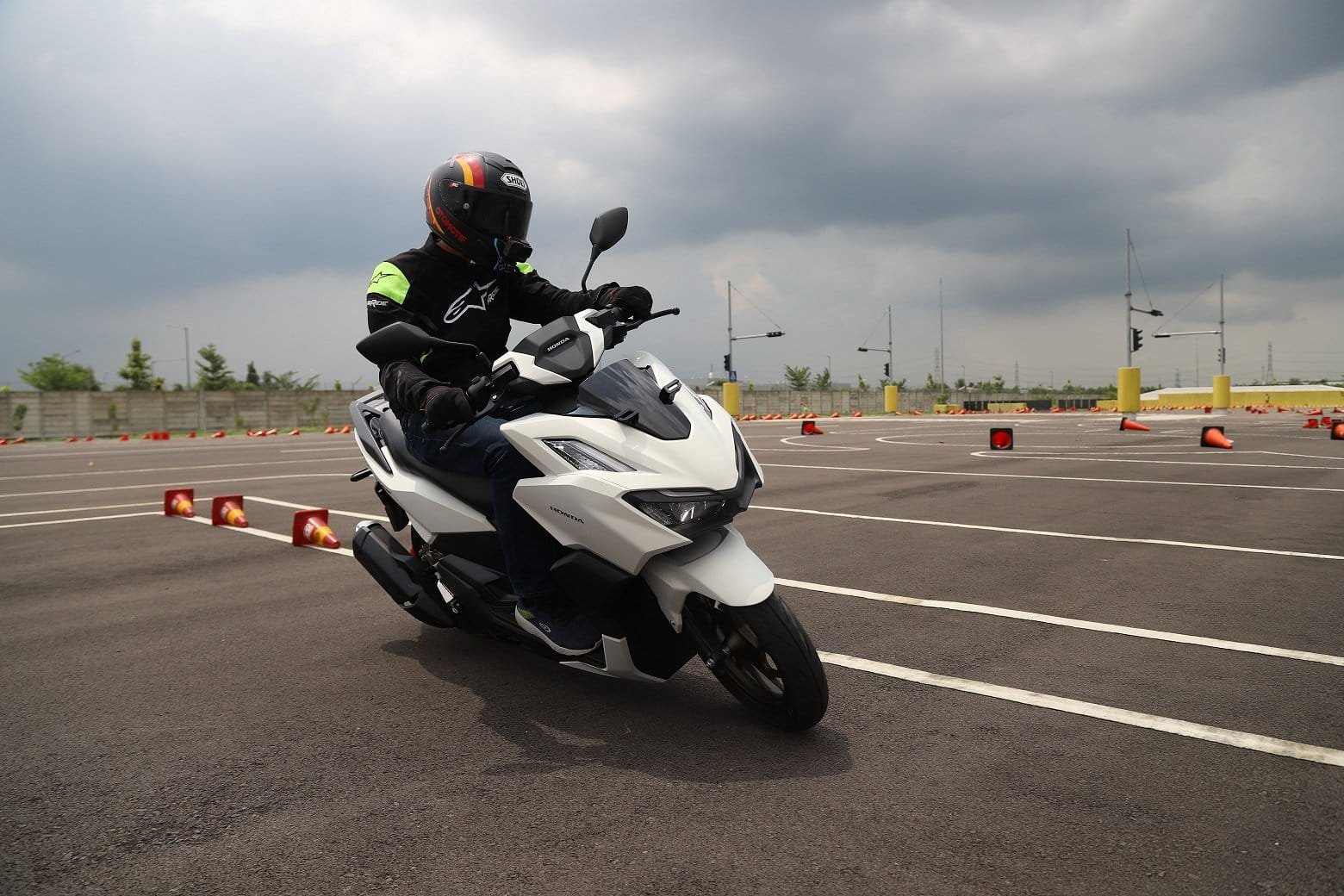 Motor Modern dengan Port USB Type-C untuk Smartphone