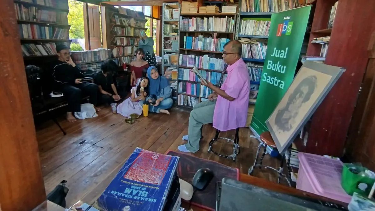 Menggali Makna Karya Sastra di Era Kemerdekaan Menggali Makna Karya Sastra di Era Kemerdekaan