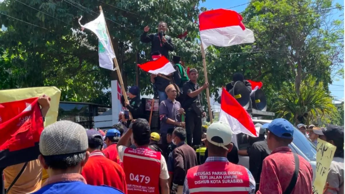 Aksi Jukir di Balai Kota Surabaya Soroti Kebijakan Parkir Aksi Jukir di Balai Kota Surabaya Soroti Kebijakan Parkir