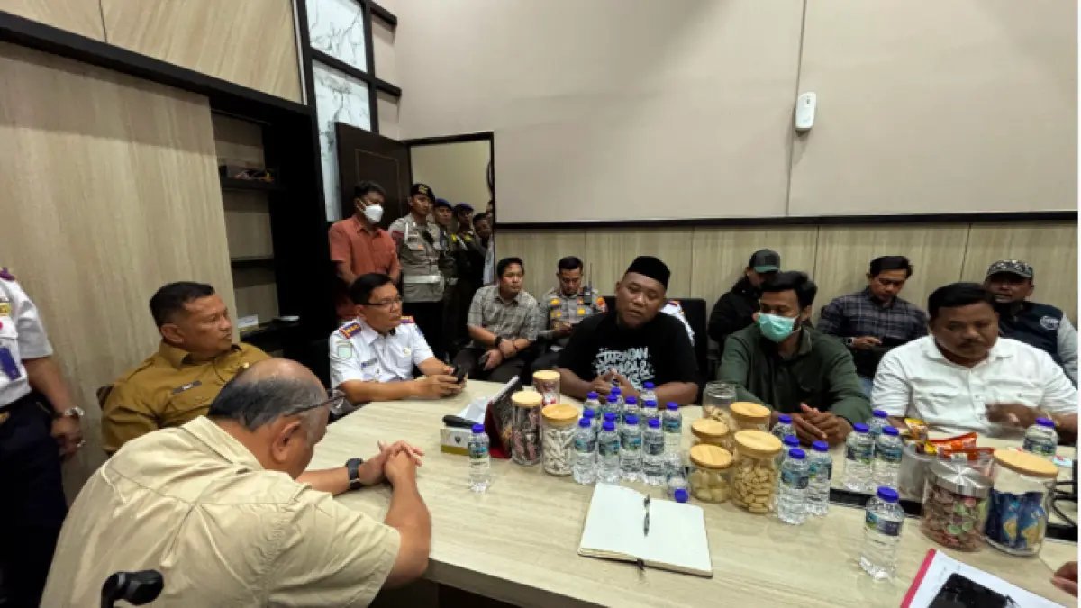 Aksi Juru Parkir Surabaya Tuntut Pertemuan dengan Wali Kota