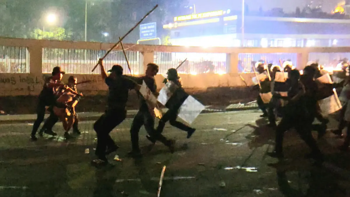 Pembubaran Paksa Massa Aksi di Depan Gedung DPR