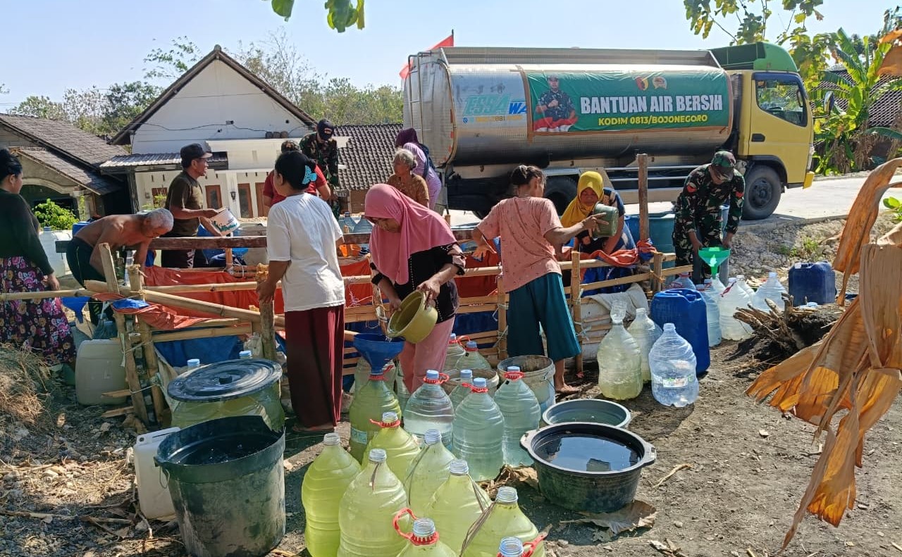 Tanggap Darurat, Kodim Bojonegoro Terus Pasok Puluhan Ribu Liter Air Bersih ke Wilayah Kekeringan