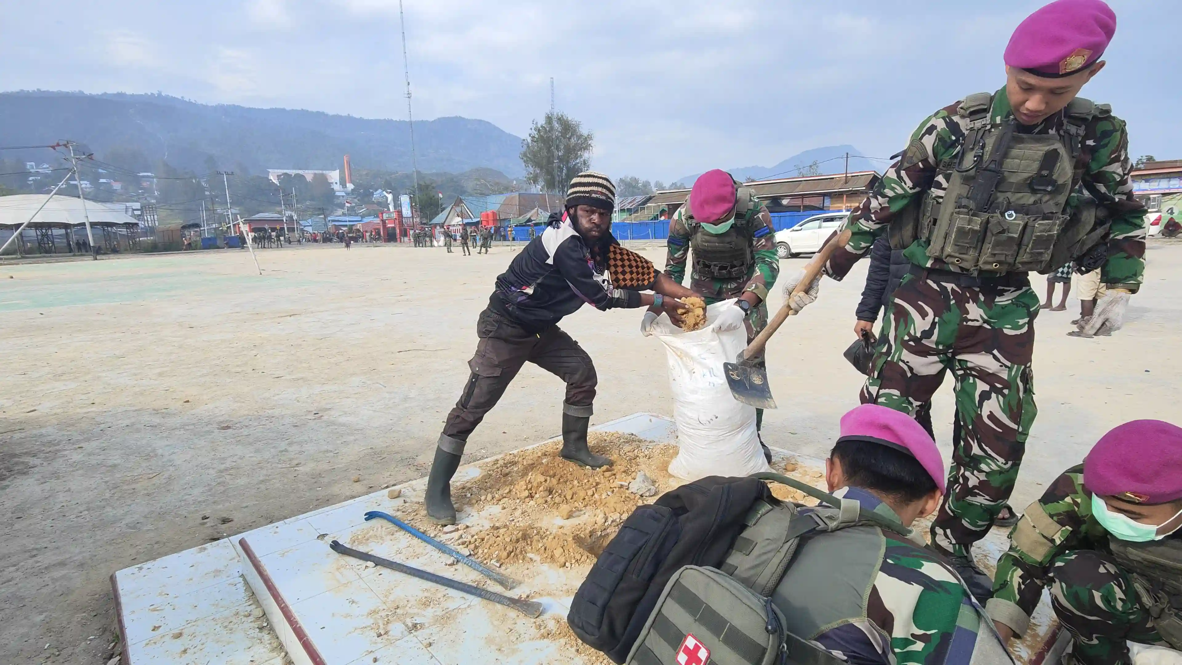 Jelang HUT TNI ke-81, Satgas Habema Yonif 2 Marinir Tuntaskan Pembersihan Fasilitas Publik Langan Karel Gobay di Hari Kedua