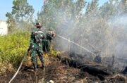 Dikepung Asap dan Bara, Satgas Darat Lanud Sjamsudin Noor Tak Beri Celah Karhutla Meluas Dekati Permukiman Warga