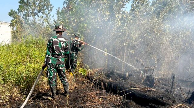 Dikepung Asap dan Bara, Satgas Darat Lanud Sjamsudin Noor Tak Beri Celah Karhutla Meluas Dekati Permukiman Warga