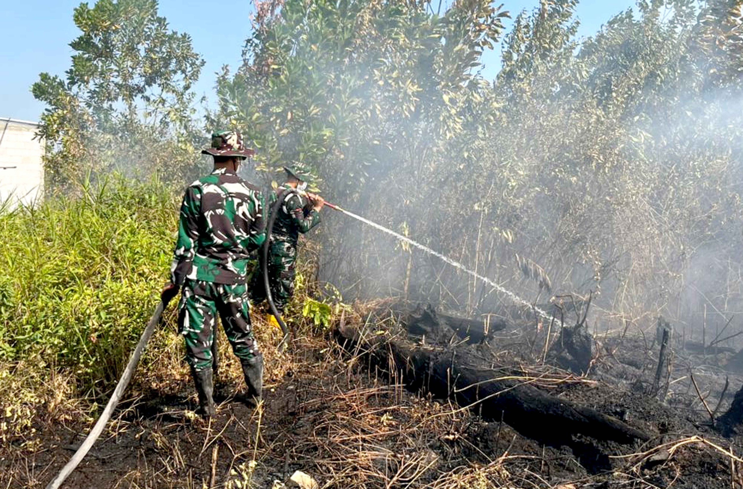Dikepung Asap dan Bara, Satgas Darat Lanud Sjamsudin Noor Tak Beri Celah Karhutla Meluas Dekati Permukiman Warga