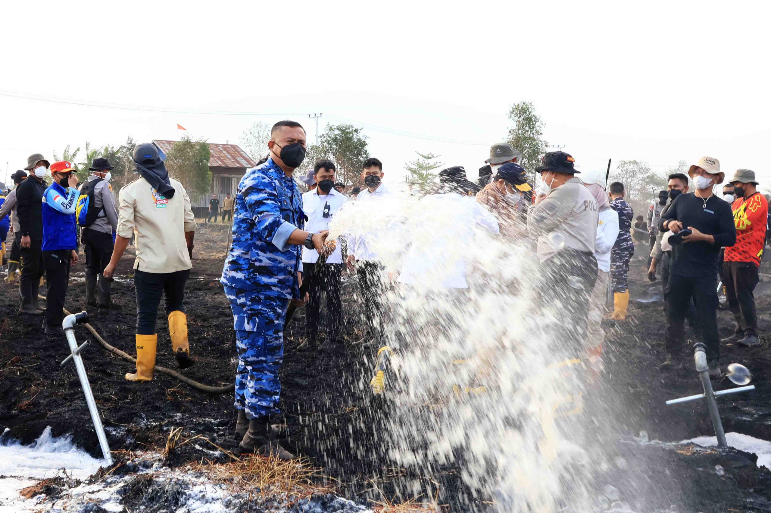 WhatsApp Image 2026-09-03 at 09.27.16 (2) Gunakan Cairan Khusus, Metode Undercooling Dikerahkan; Gubernur, Danlanud, dan Forkopimda Kalsel Bersinergi di Titik Api Atasi Karhutla
