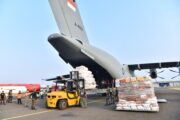 Hari Kedua Puluh Penanganan Gempa NTT, TNI Kirim 1.080,013 Ton Bantuan