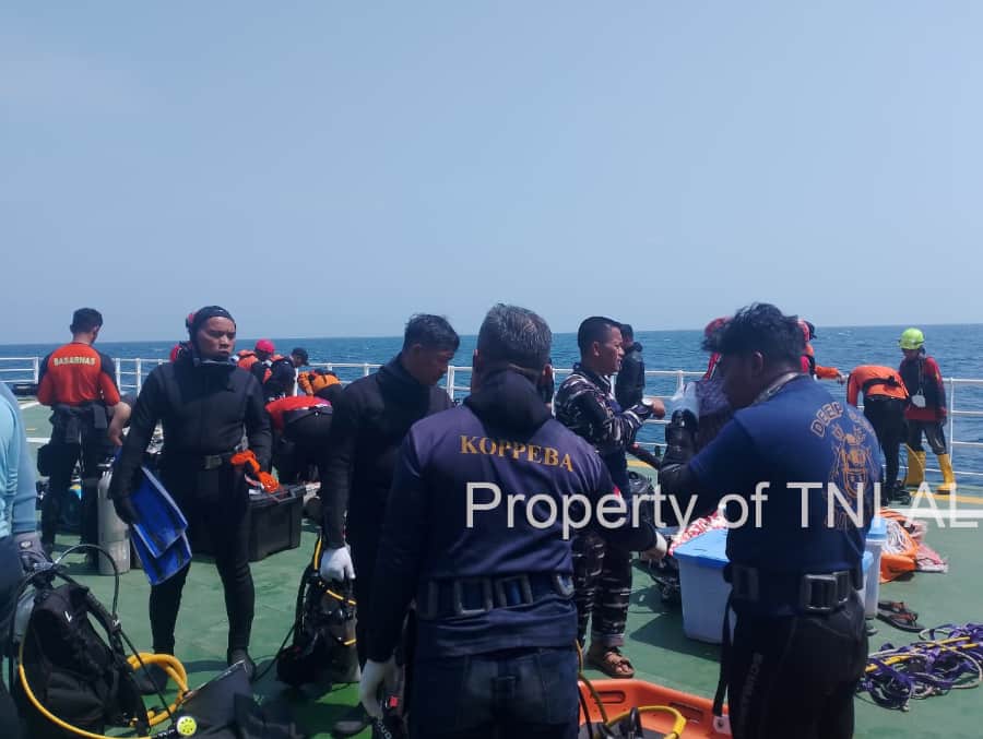 Tim Penyelam TNI AL Temukan 15 Jenazah Korban KM Virgo Transport 8