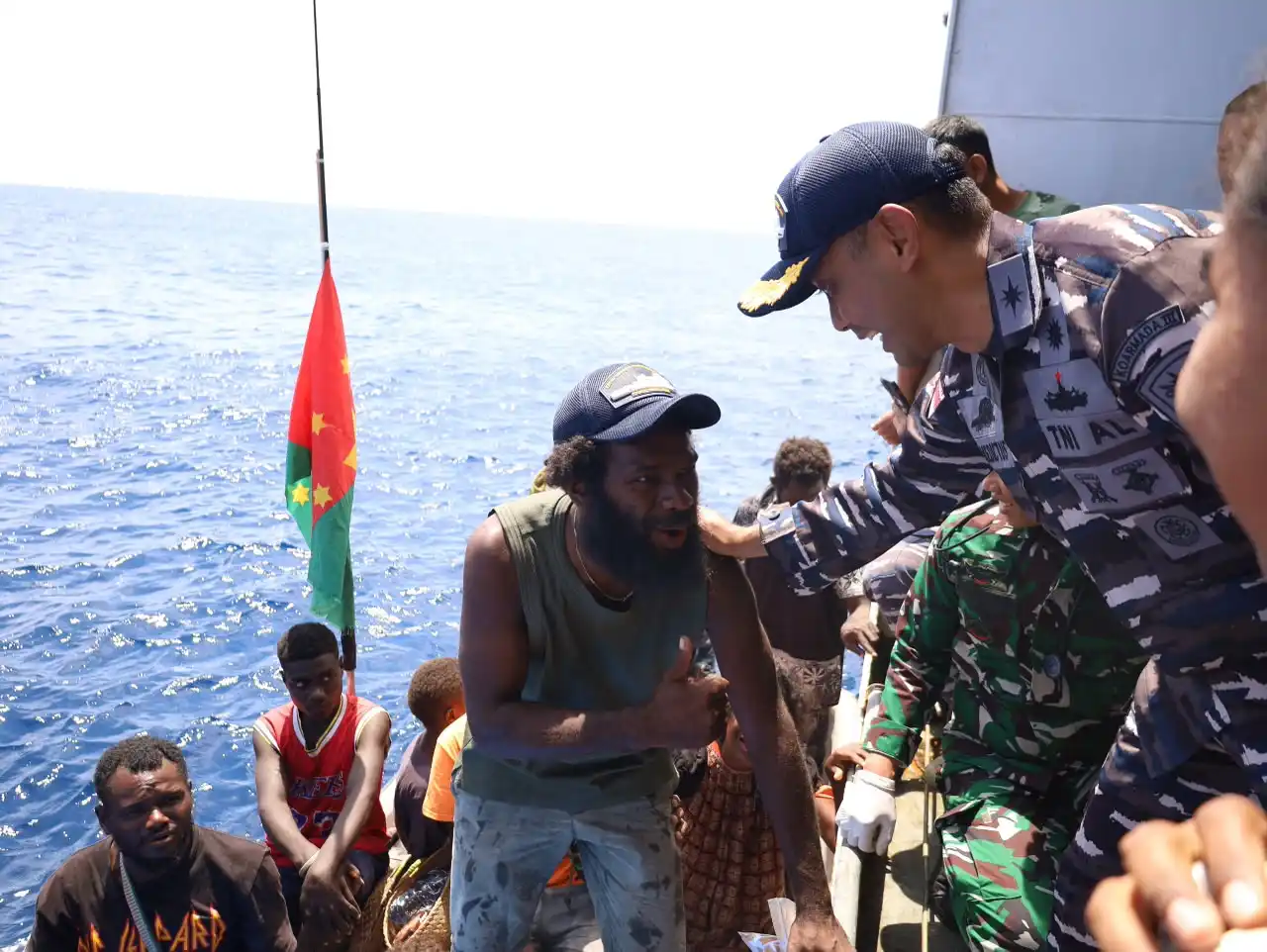 Aksi Kemanusiaan Di Laut Lepas, KRI WSH-991 Evakuasi 11 Warga Papua Nugini