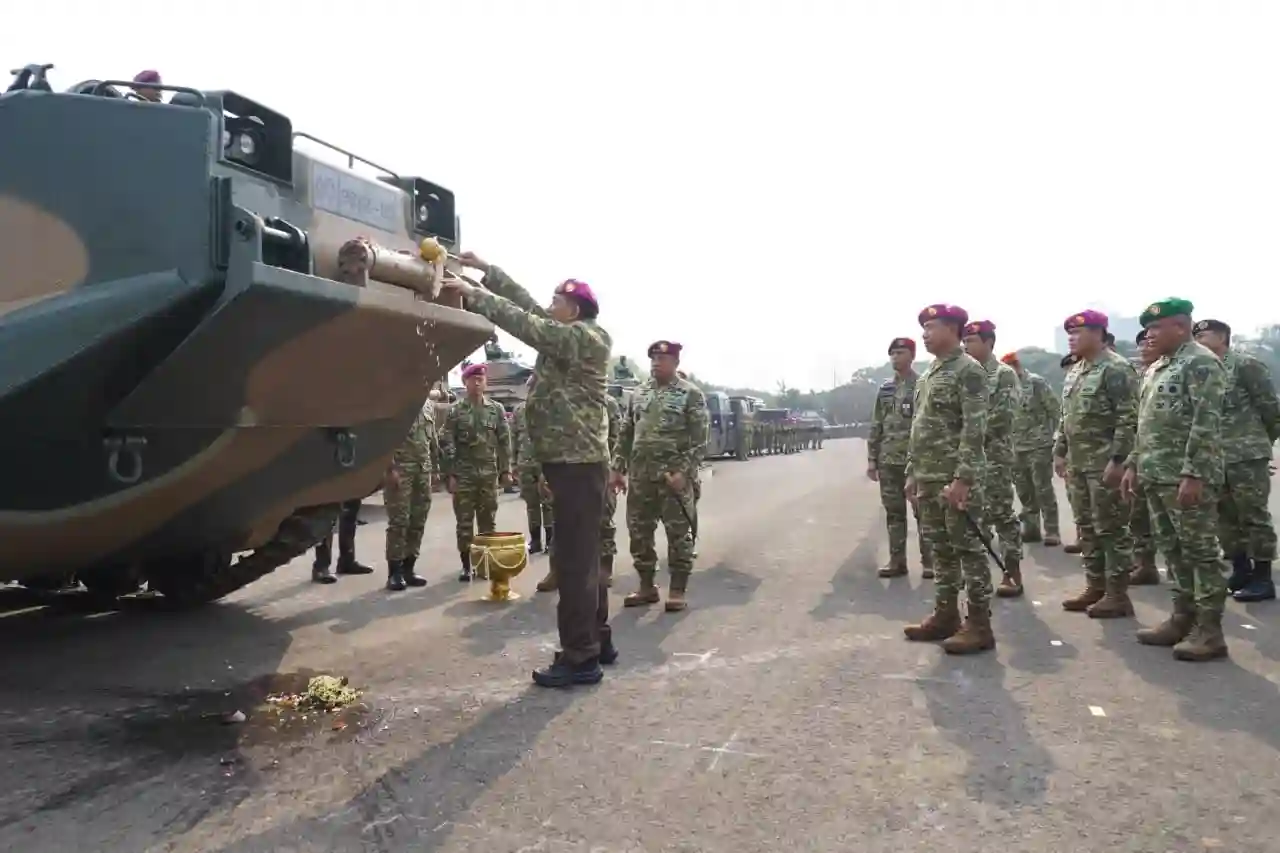 Modernisasi Alutsista Marinir, Panglima TNI Serahkan Ranpur AAV M-35 Kepada TNI Angkatan Laut