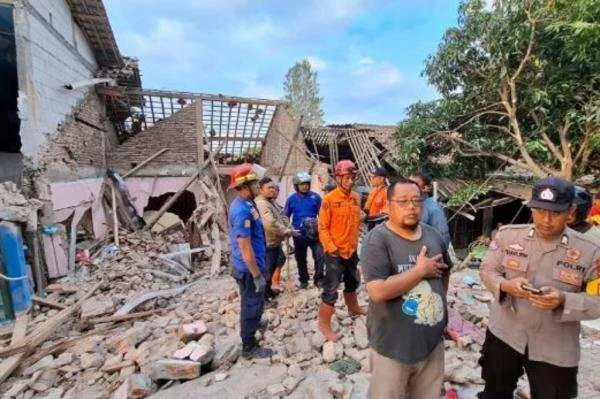 Tragedi Robohnya Gedung Badminton di Brebes Tragedi Robohnya Gedung Badminton di Brebes