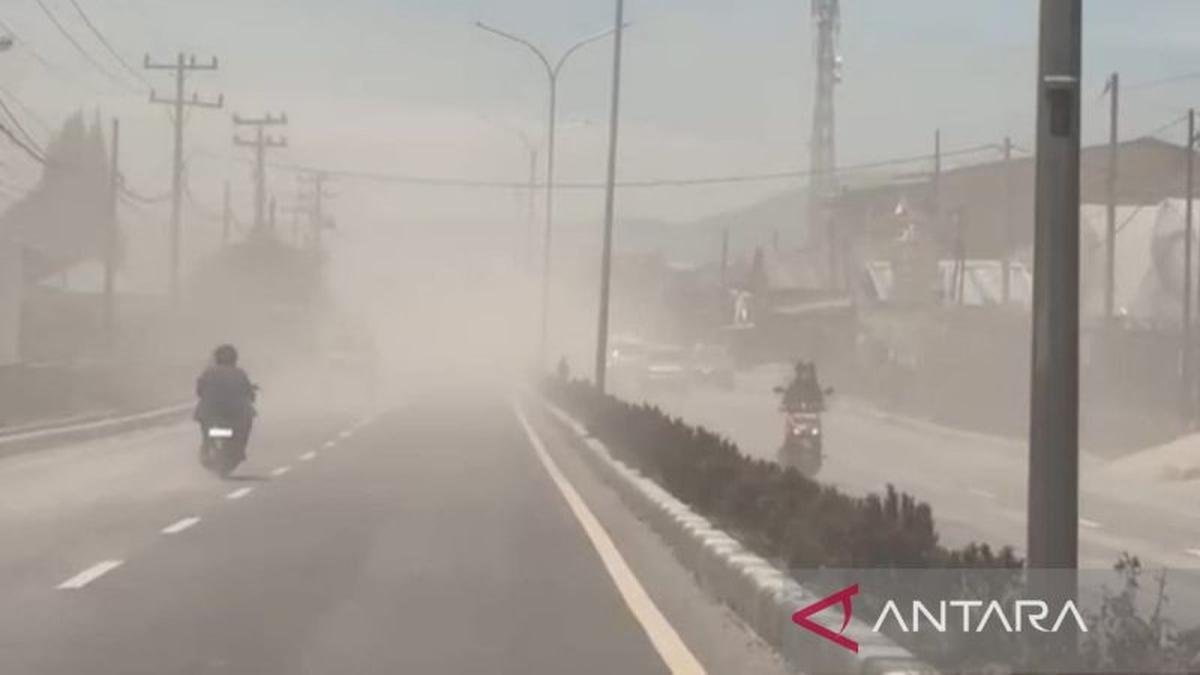 Berastagi Tertutup Abu Vulkanik dari Sinabung