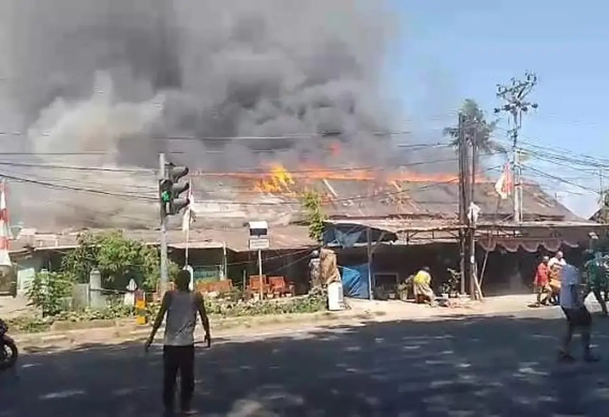 Kebakaran Melanda Asrama TNI Mattoanging, Puluhan Rumah Terbakar Kebakaran Melanda Asrama TNI Mattoanging, Puluhan Rumah Terbakar