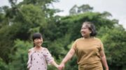 Kebiasaan Kecil Kakek-Nenek yang Membuat Cucunya Rindu Kebiasaan Kecil Kakek-Nenek yang Membuat Cucunya Rindu