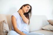 Cara Meredakan Leher Kaku Akibat Salah Posisi Tidur